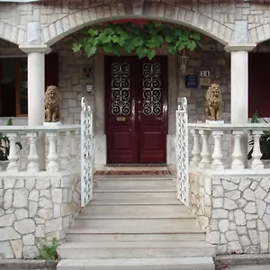 apartments-and-rooms-deskovic.primorje-gorskikotar.com/